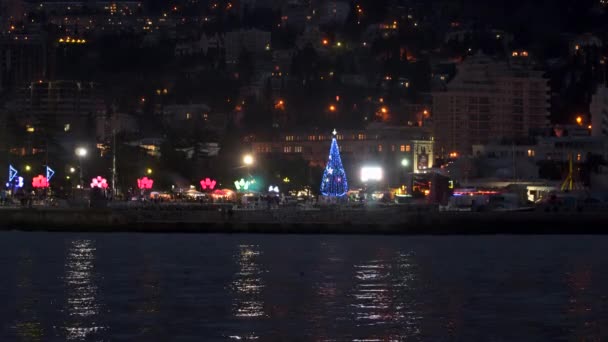 Árbol de Navidad en el paseo marítimo por la noche — Vídeos de Stock