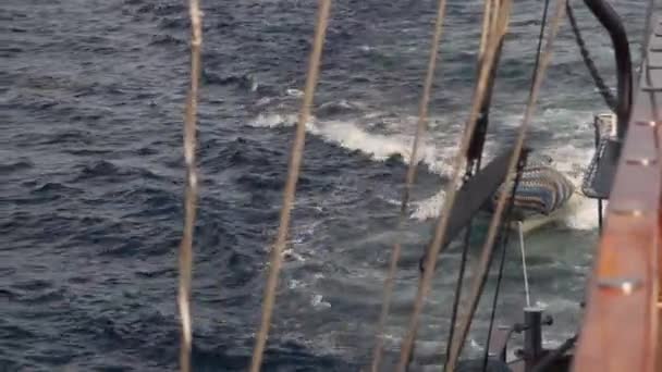 Barco de resgate amarrado a um iate flutuante . — Vídeo de Stock