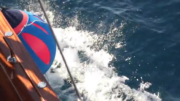 Bouée attachée pour monter à bord du yacht — Video