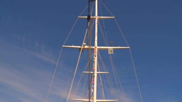 帆船游艇的天空与云彩背景下桅杆 — 图库视频影像