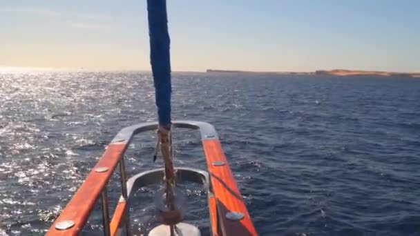 Vista de la costa con la proa del un yate de vela — Vídeo de stock