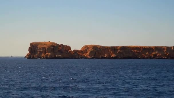 La costa rocciosa. Vista dalla nave — Video Stock