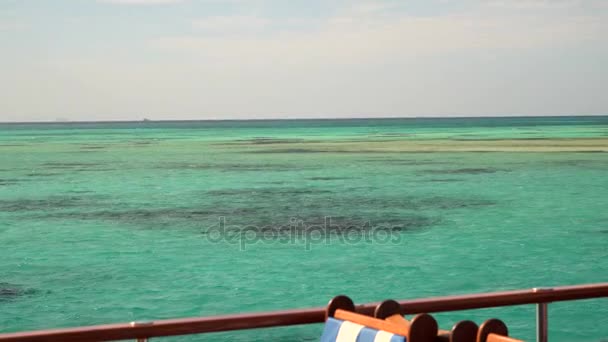 Les récifs dans les eaux turquoise de la mer Rouge. La vue depuis le pont d'un yacht 