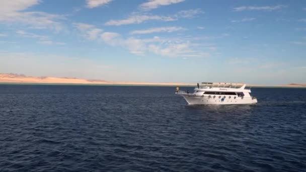 Bateau de plaisance qui navigue sur un fond de côte de montagne — Video