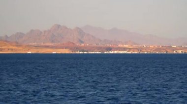 Issız bir dağlık kıyısındaki yerleşim