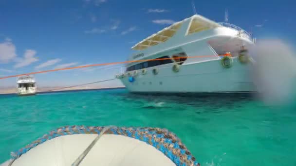 Timelapse motorová loď plaval na jachtu — Stock video