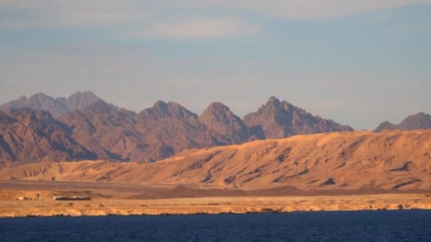 Costa de la montaña del desierto. Vista desde el mar — Vídeos de Stock