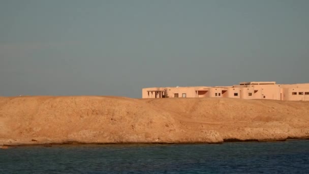 Архитектурное здание на пустынном берегу моря — стоковое видео