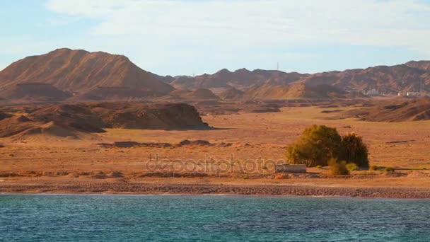 Spiaggia deserta su uno sfondo di montagne — Video Stock