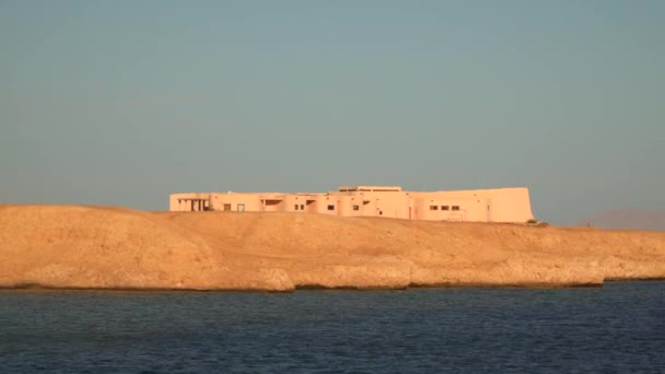Un edificio sulla costa. Spiaggia deserta — Video Stock