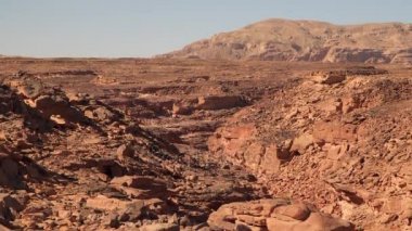 çöl manzarası ve dağlar