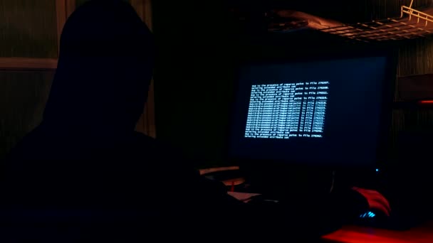 Hacker na sala em frente a um monitor de computador — Vídeo de Stock