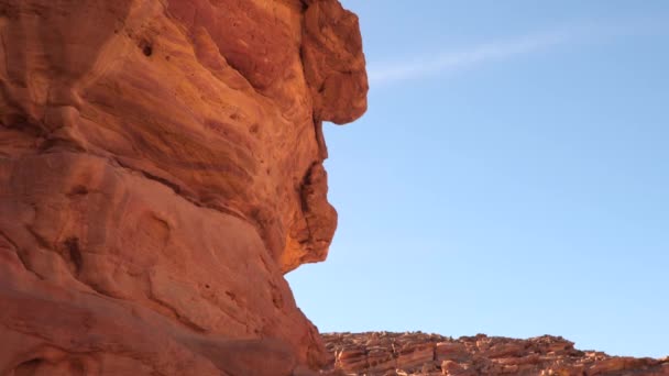 Rocks Colorido Canyon em um fundo de céu azul — Vídeo de Stock