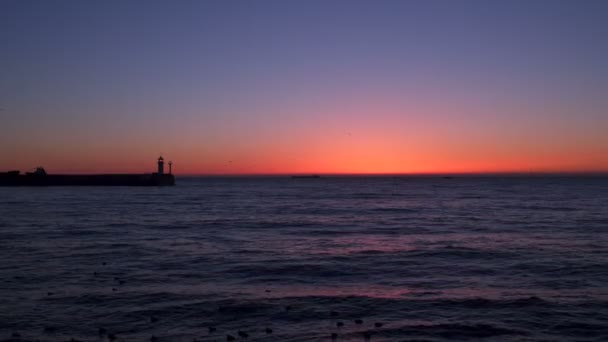 Pier con un faro contro il cielo all'alba — Video Stock