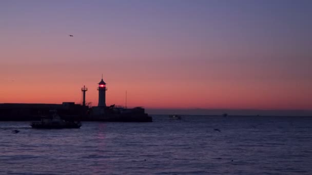 Barcos de pesca al amanecer nadan en mar abierto — Vídeo de stock