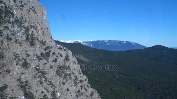 A ascensão do teleférico perto da montanha — Vídeo de Stock