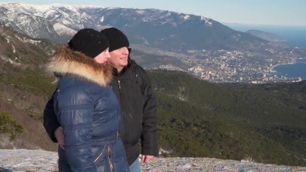 Frau und Mann stehen auf einem verschneiten Berg — Stockvideo