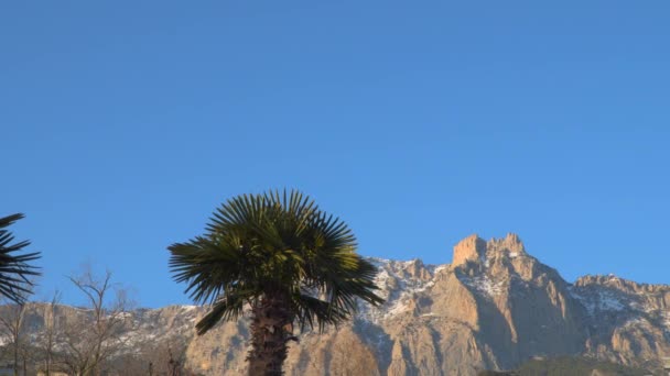 Montañas contra el cielo azul — Vídeo de stock