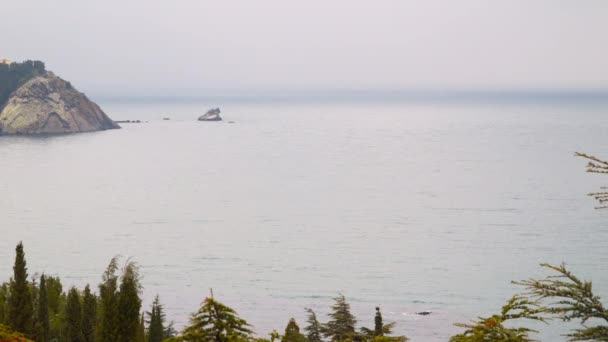 Vista general de la bahía y el cabo. En la distancia las montañas — Vídeo de stock