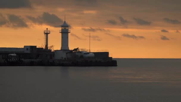 Vuurtoren bij dageraad hemelachtergrond — Stockvideo