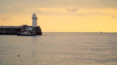 Pier deniz feneri akşam ile. Geçmiş tekne yelken