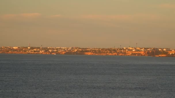 De stad aan de kust van de zee bij zonsopgang — Stockvideo