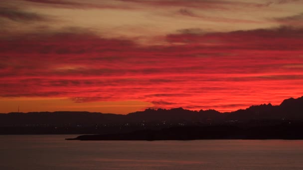 Ljusens över denna kuststad vid solnedgången — Stockvideo