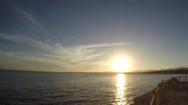 Gün batımında Güneş denizde yansıtır