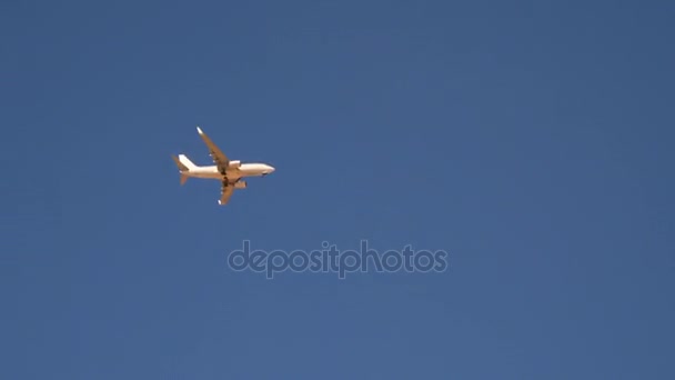 Duże komercyjny samolot airplane samolot do lądowania lub zdejmuje. Sylwetka nad niebieski niebo — Wideo stockowe