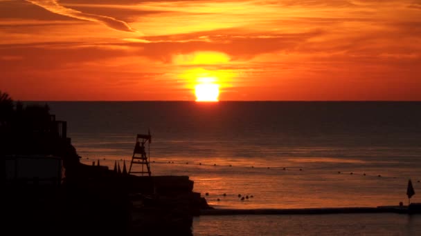 Napkelte felett a tengerre. A tengerpart is látható — Stock videók