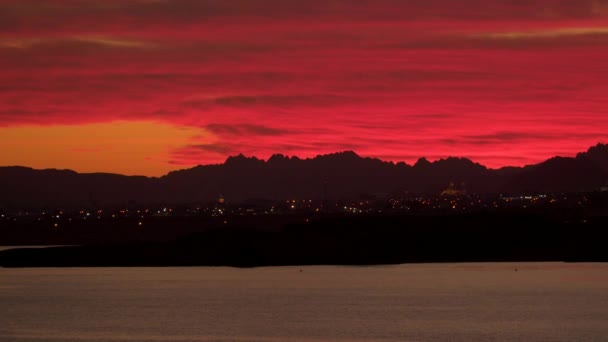 Stadt am Meer gegen den Himmel bei Sonnenuntergang — Stockvideo