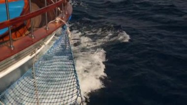Sprey su altından yat alt