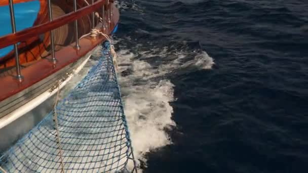 Pulvérisation d'eau sous le fond du yacht — Video