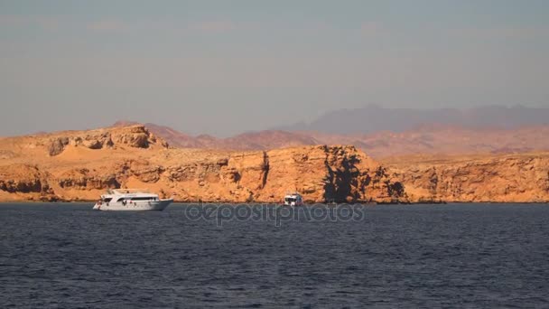 Weiße Ausflugsboote in der Nähe der menschenleeren Küste. Sinai-Ägypten — Stockvideo