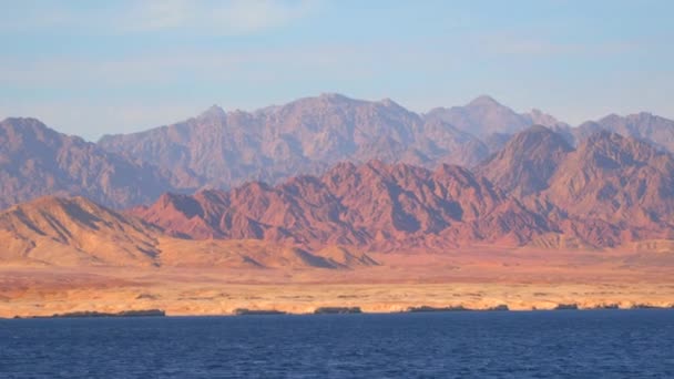 Playa desierta al pie de las montañas — Vídeos de Stock