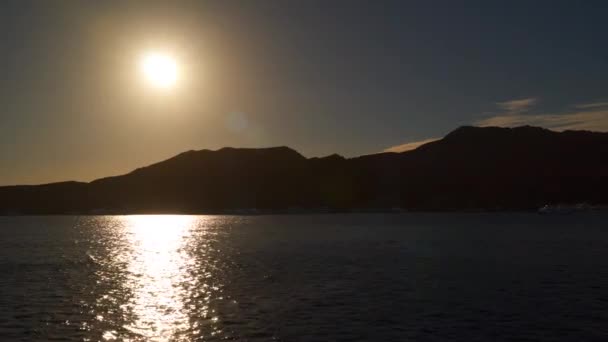 Отражение солнца в море — стоковое видео