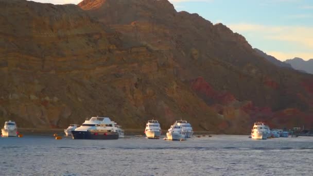 Parking de bateaux de plaisance sur le fond des montagnes du désert — Video