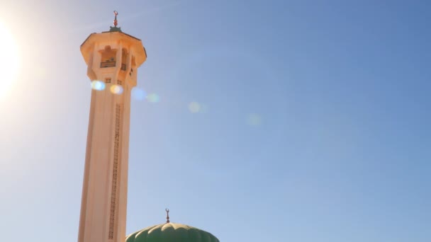 Минарет мусульманской мечети, освещенный солнцем — стоковое видео