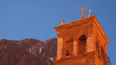 Dağlar arka planı çan kulesi St Catherine Manastırı '