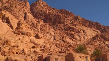 Sina Dağları'nın eteklerindeki taş binalar