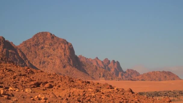 Settlement in the valley of the deserted Sinai mountains — Stock Video