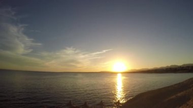 Gün batımında denizin güneşin yansıması