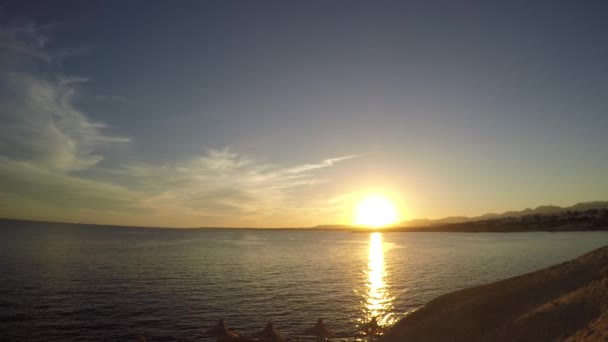 Odbicie słońca w morze o zachodzie słońca — Wideo stockowe