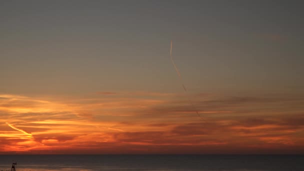 O avião voa no céu ao amanhecer — Vídeo de Stock