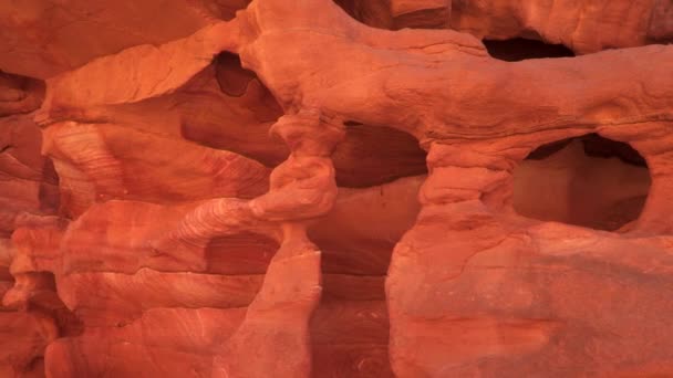 Formulieren in de bergen van de gekleurde canyon waardoor in soft rock de wind. — Stockvideo