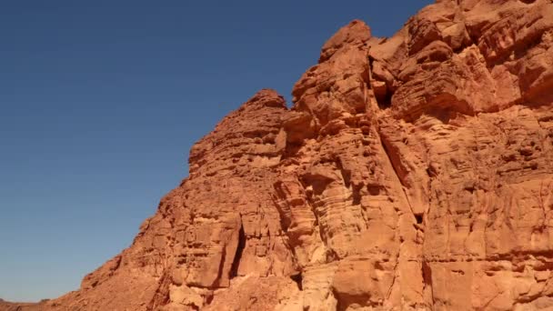 Rochers désertés contre le ciel bleu — Video