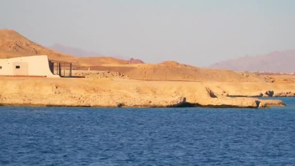 Vista do navio para o edifício na costa do deserto — Vídeo de Stock