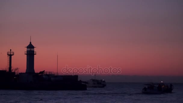 Barcos de pesca ao amanhecer navegam para o mar — Vídeo de Stock