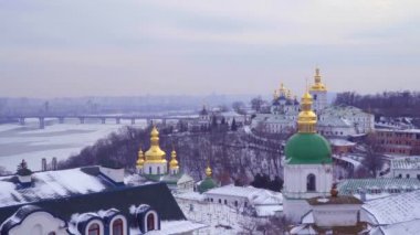 Yukarıdan kışın Kiev mağaralar Manastırı'na görüntülemek