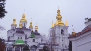 Kiev-Pechersk Lavra. Tapınağın yakınlarında